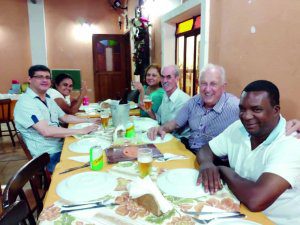 No Restaurante “La Lolla”, momento agradável em família: Edson, Cátia, Nadir, Aparecido, Paulo Amigo e Quinzinho.