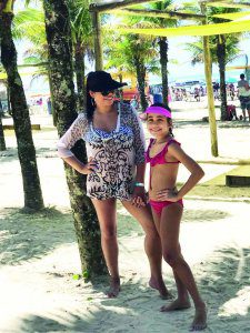 Sol e Mar: A Digital Influencer Vivian Brito e sua filha Ana Luiza curtindo as férias.