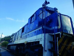 trem azul à diesel que a substituiu no trajeto entre o centro de Guararema e a vila de Luis Carlos, na divisa com Mogi das Cruzes (Divulgação - Joaquim Constantino - Gazeta de Guararema)  