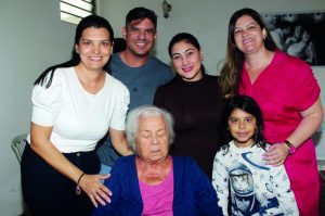 Taís, Eduardo, Roberta, Letícia e Valentina Moreira parabenizaram a aniversariante.